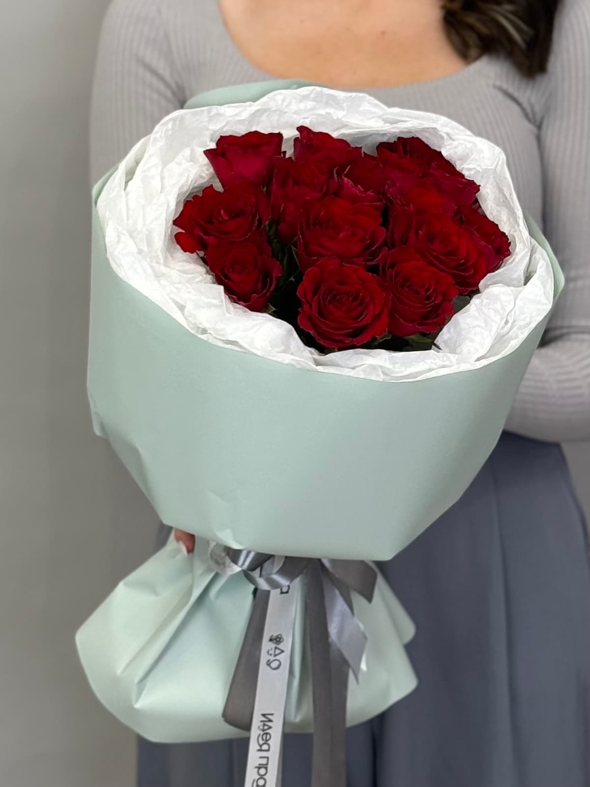 Букет из 15 красных роз Кения 35-40 см в фирменной упаковке