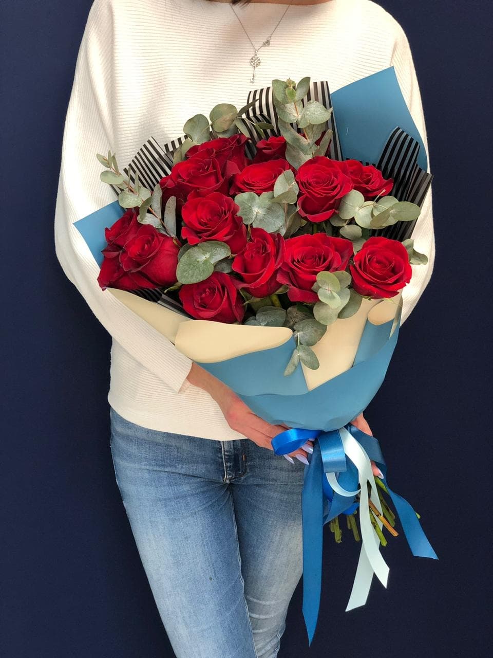 Букет из 15 красных Роз Эквадор в фирменном оформлении 60 см