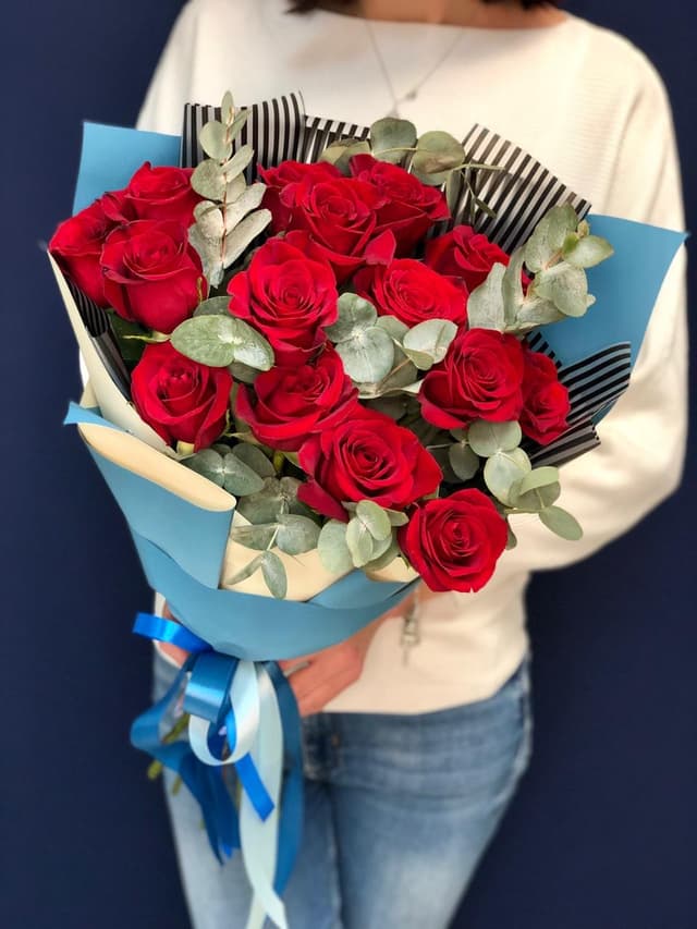 Дизайнерский букет из 15 красных Роз Эквадор в фирменном оформлении 70 см Дизайнерский букет из 15 красных Роз Эквадор в фирменном оформлении 70 см