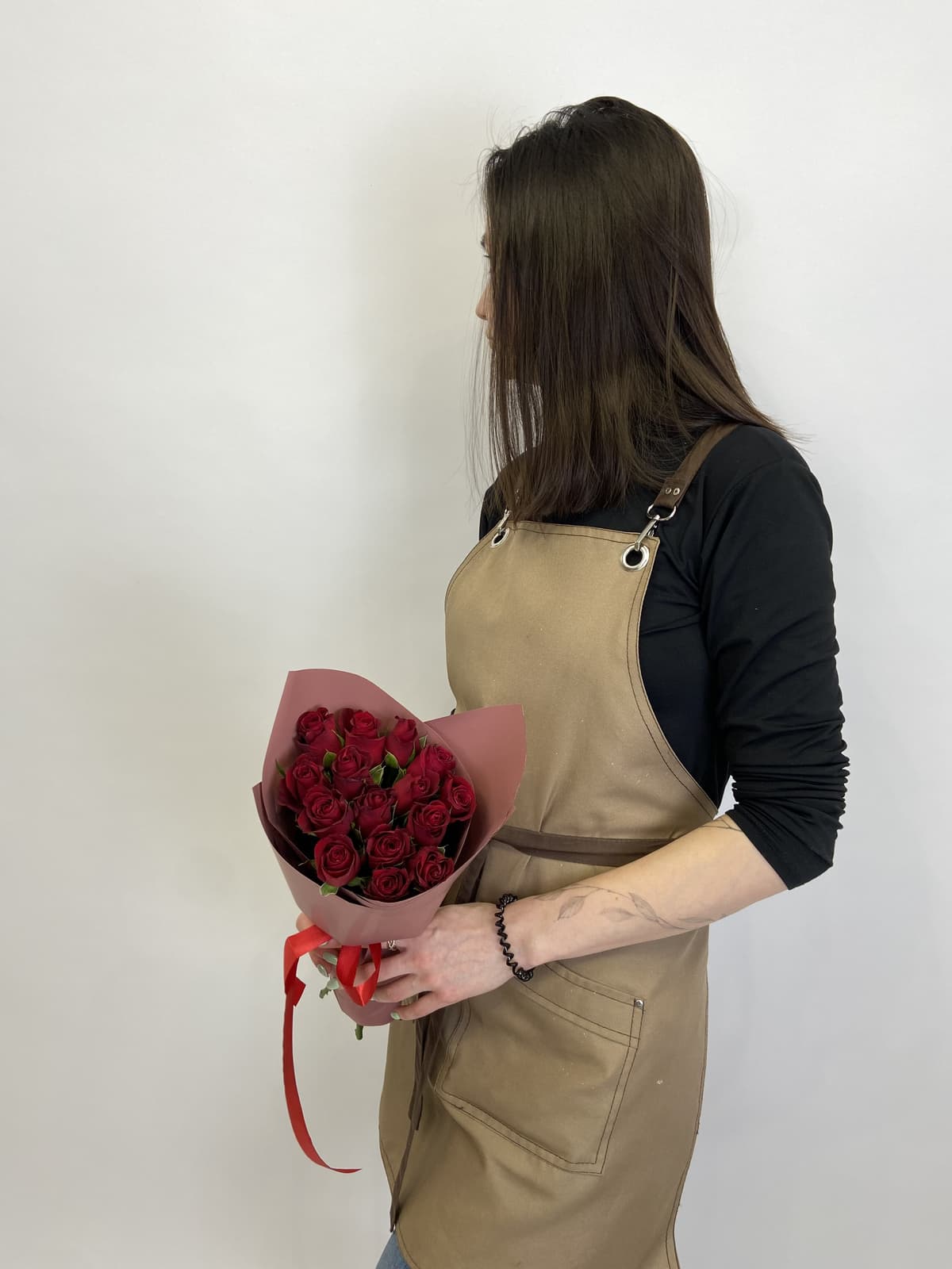 Оригинальный букет из 15 красных роз Кения 35-40см в матовом оформлении