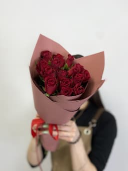 Оригинальный букет из 15 красных роз Кения 35-40см в матовом оформлении