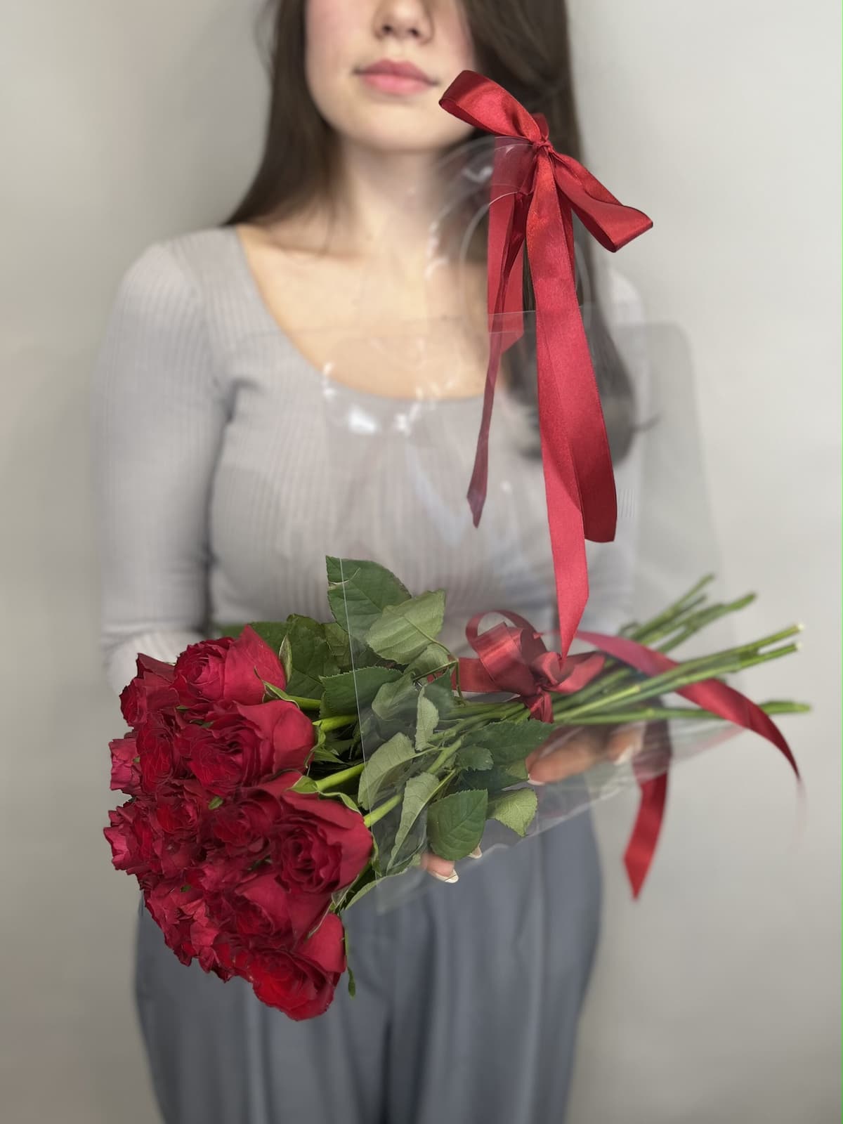 Весенний букет из 15 красных роз Кения в переноске