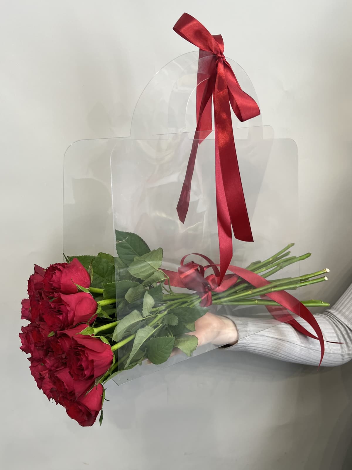 Весенний букет из 15 красных роз Кения в переноске