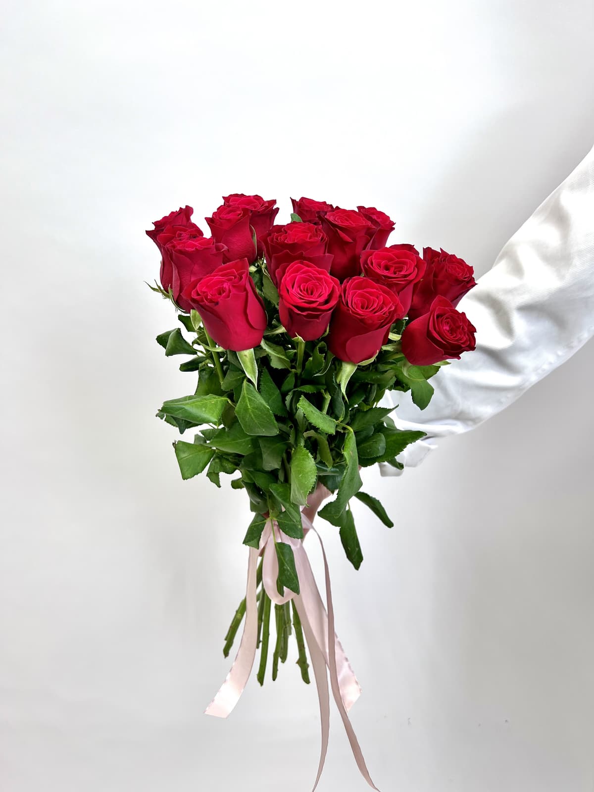 Нежный букет из 15 красных роз стандарт 50 см