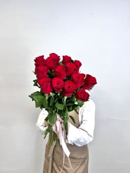 Нежный букет из 15 красных роз стандарт 50 см