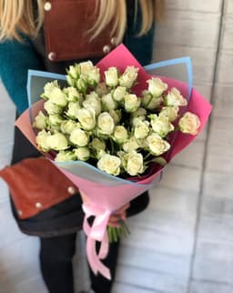 Букет из 15 кустовых роз в матовой бумаге