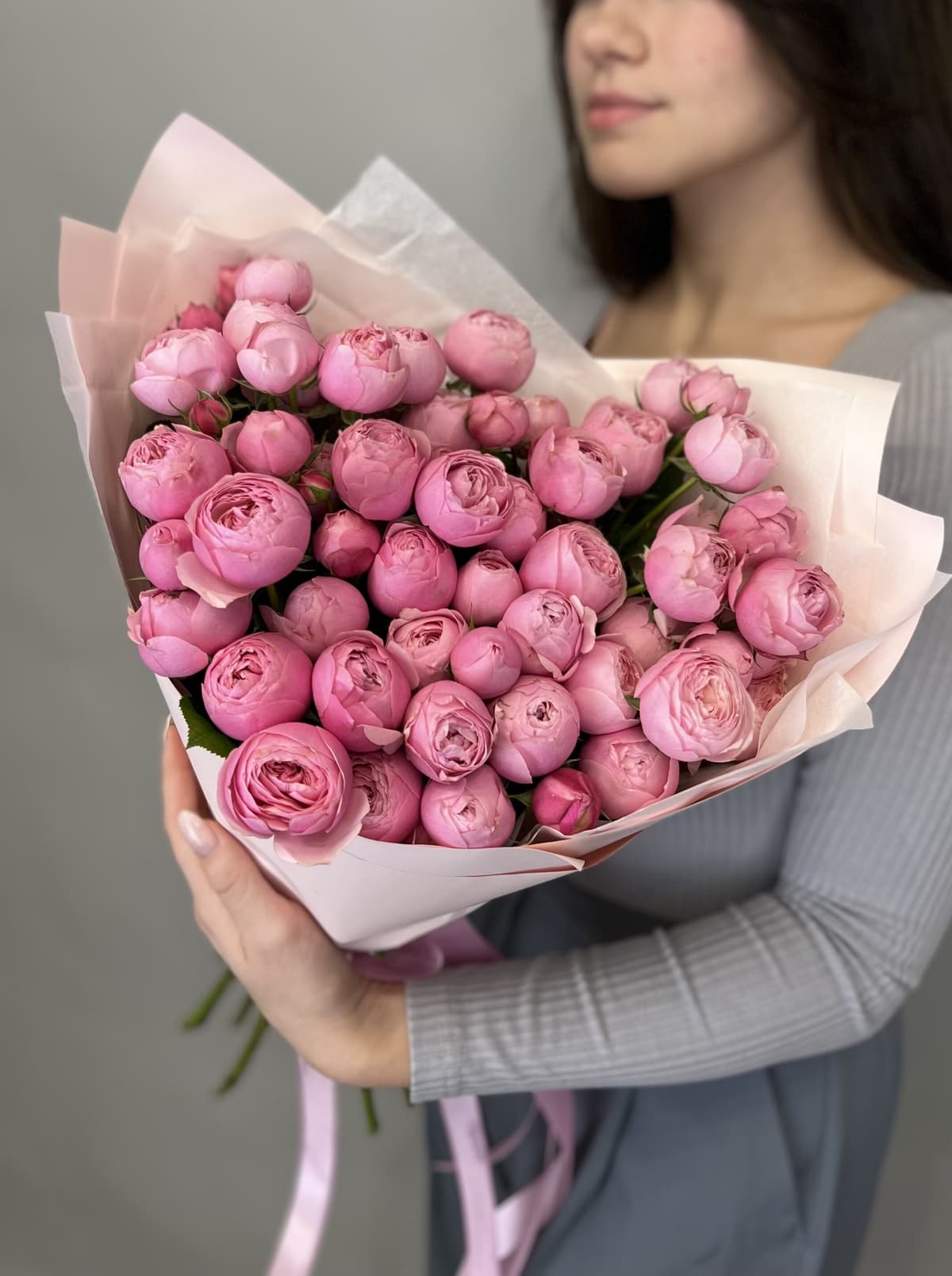 Шикарный букет из 15 кустовых пионовидных роз "Сильва пинк"