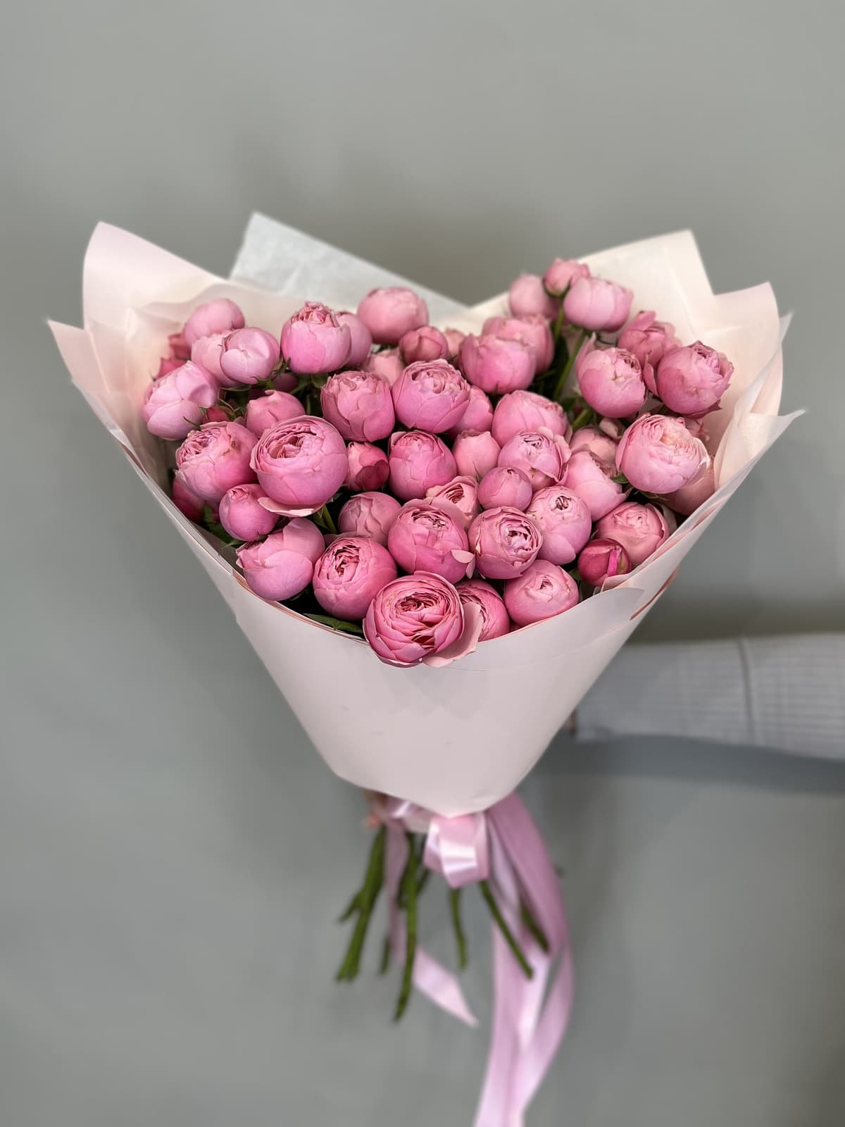 Шикарный букет из 15 кустовых пионовидных роз "Сильва пинк"