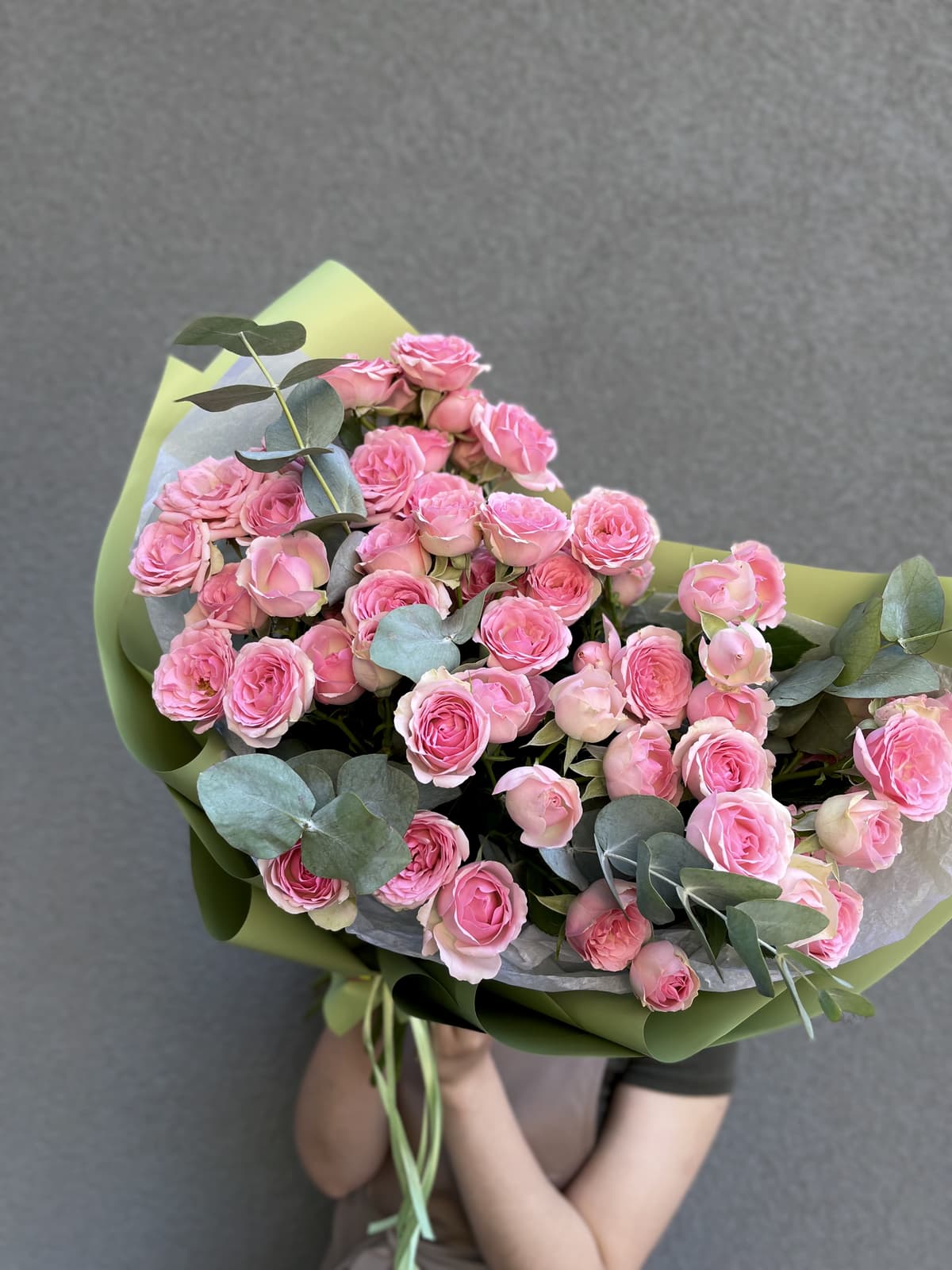 Нежный букет из 15 кустовых роз с эвкалиптом
