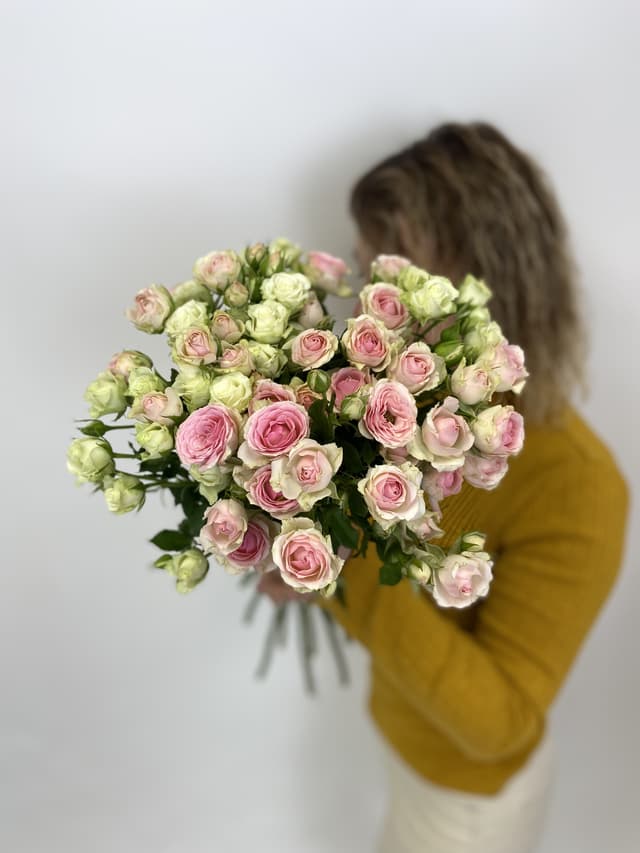 Красочный букет из 15 кустовых роз Красочный букет из 15 кустовых роз