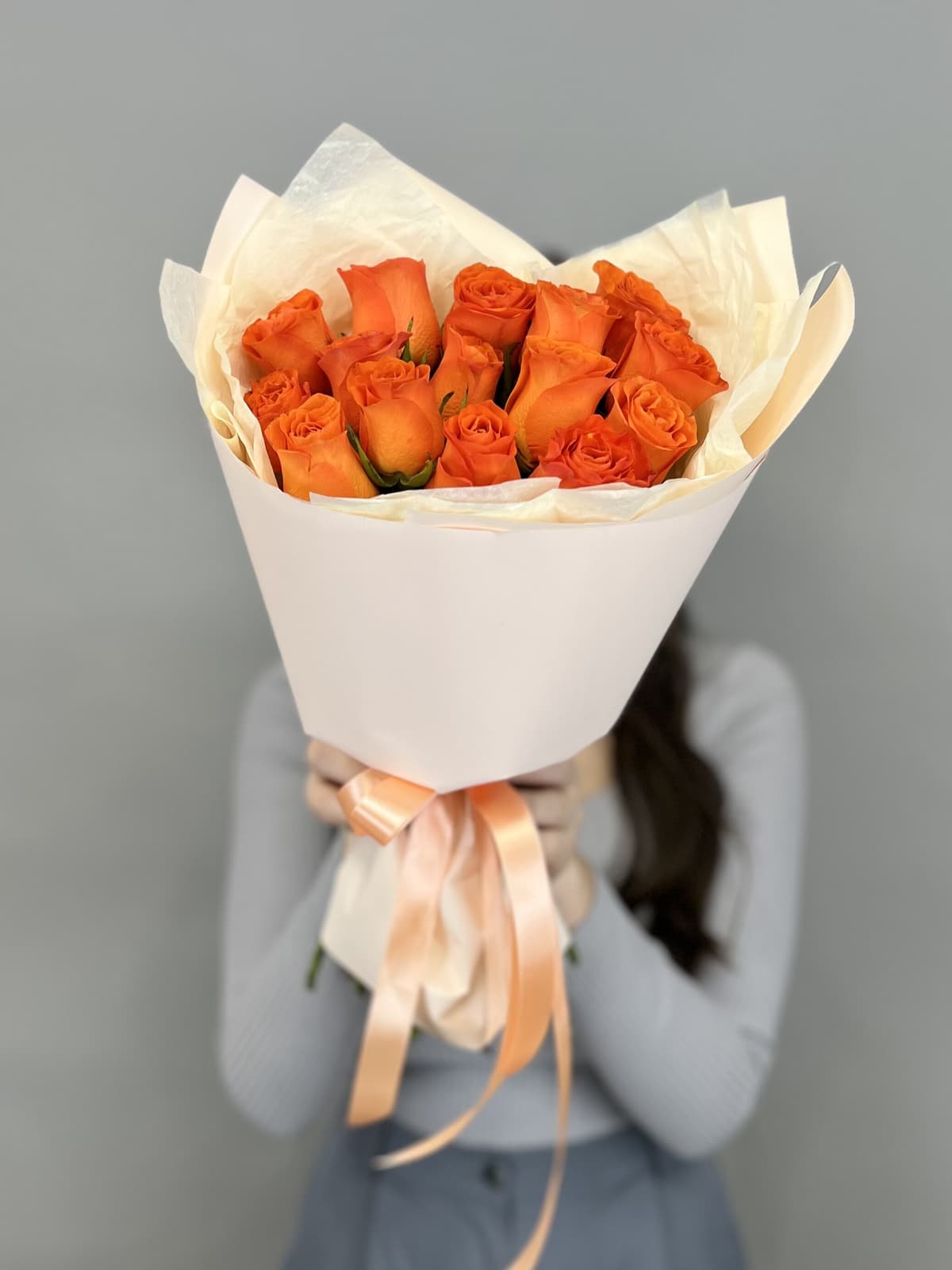 МЕГА АКЦИЯ Букет из 15 оранжевых роз Кения 35-40 см в матовой бумаге