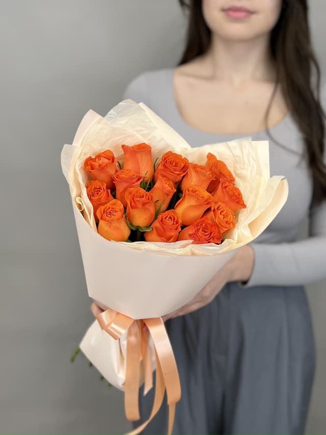 Букет из 15 оранжевых роз Кения 35-40 см в матовой бумаге Букет из 15 оранжевых роз Кения 35-40 см в матовой бумаге