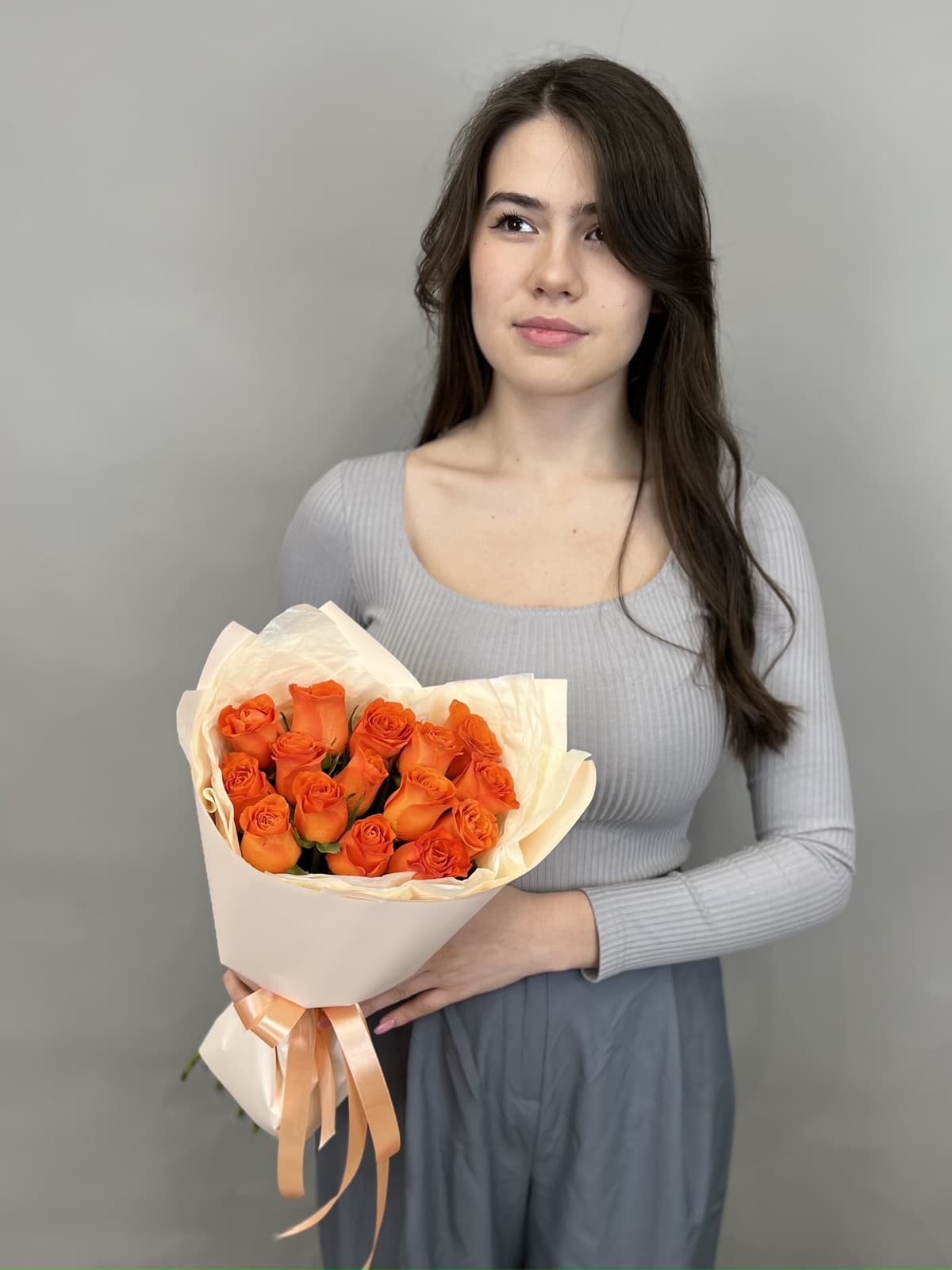 Букет из 15 оранжевых роз Кения 35-40 см в матовой бумаге