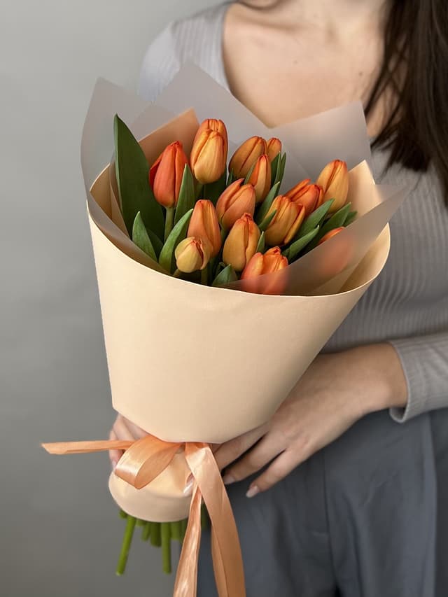 Весенний букет из 15 оранжевых тюльпанов в фоамиране Весенний букет из 15 оранжевых тюльпанов в фоамиране