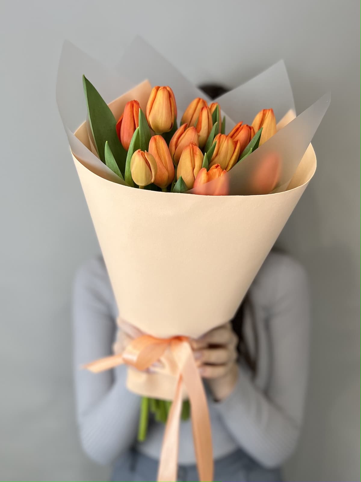 Весенний букет из 15 оранжевых тюльпанов в фоамиране