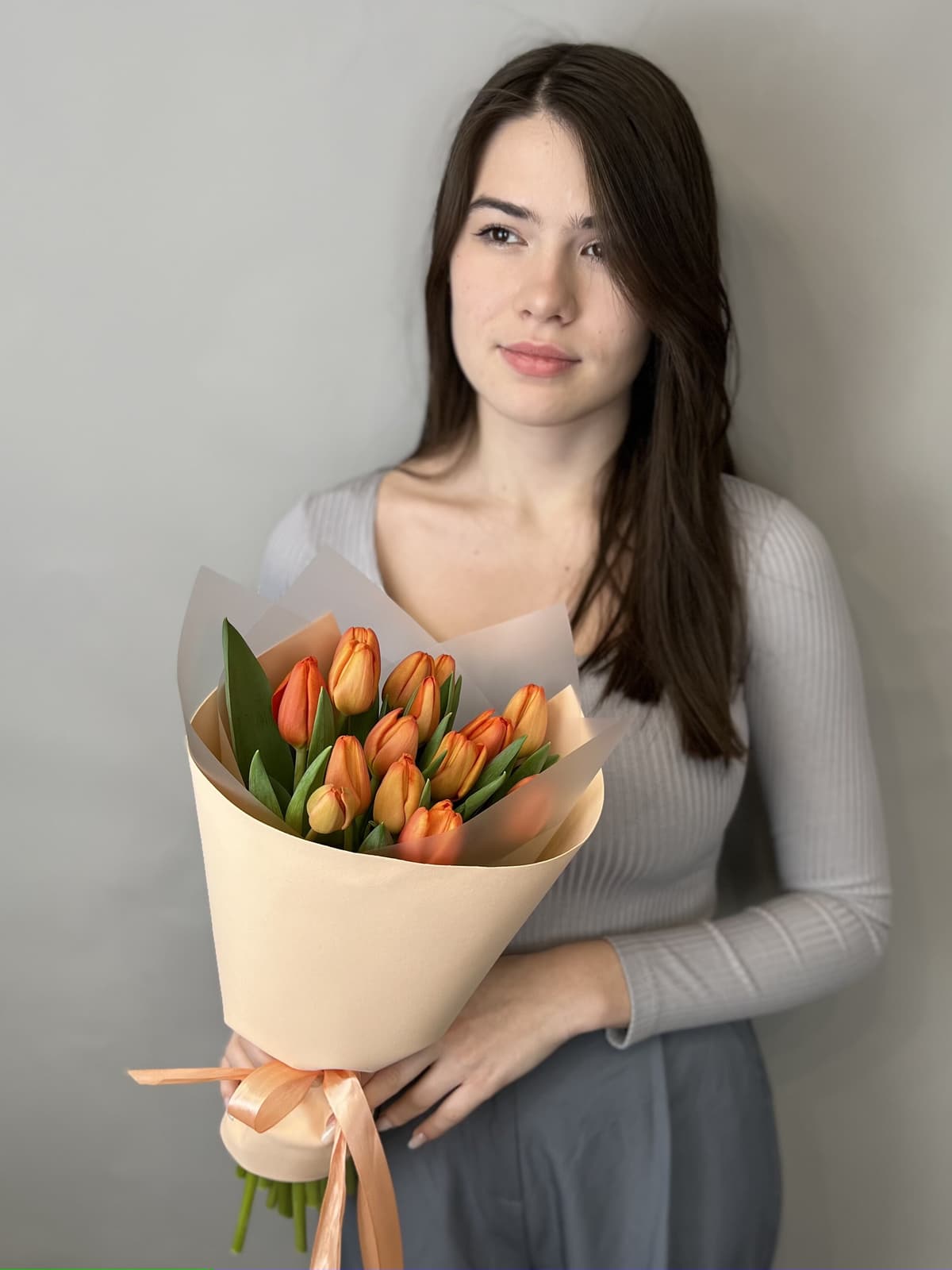 Весенний букет из 15 оранжевых тюльпанов в фоамиране