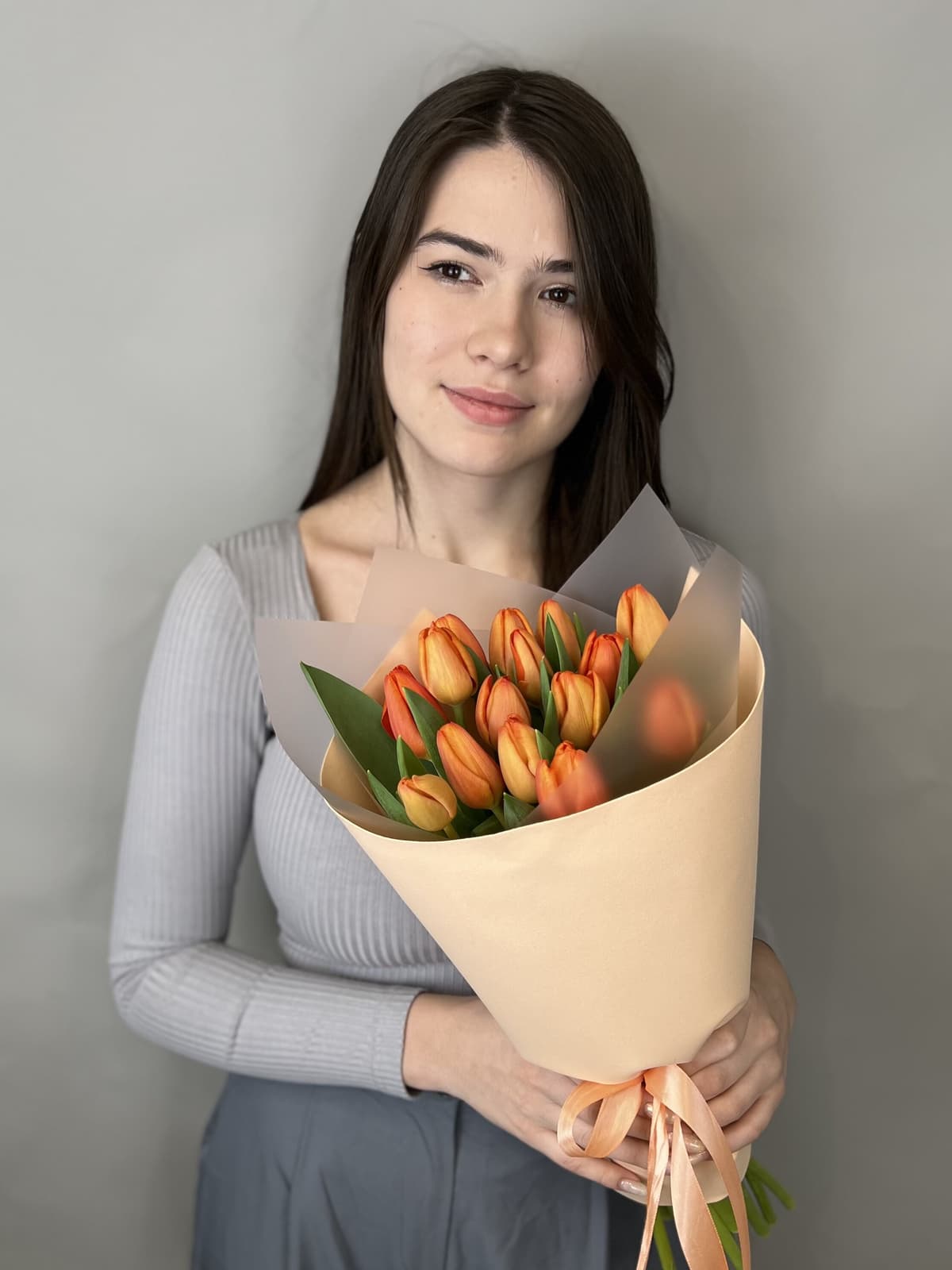 Весенний букет из 15 оранжевых тюльпанов в фоамиране