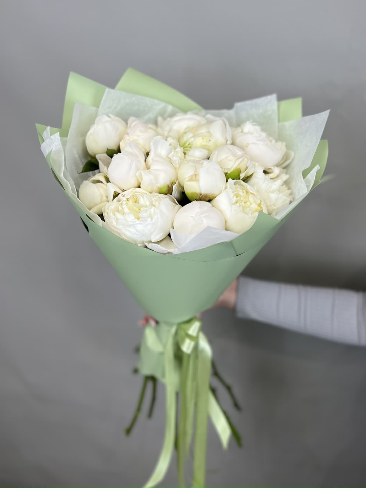 Праздничный букет из 15 пионов Duchesse de Nemo