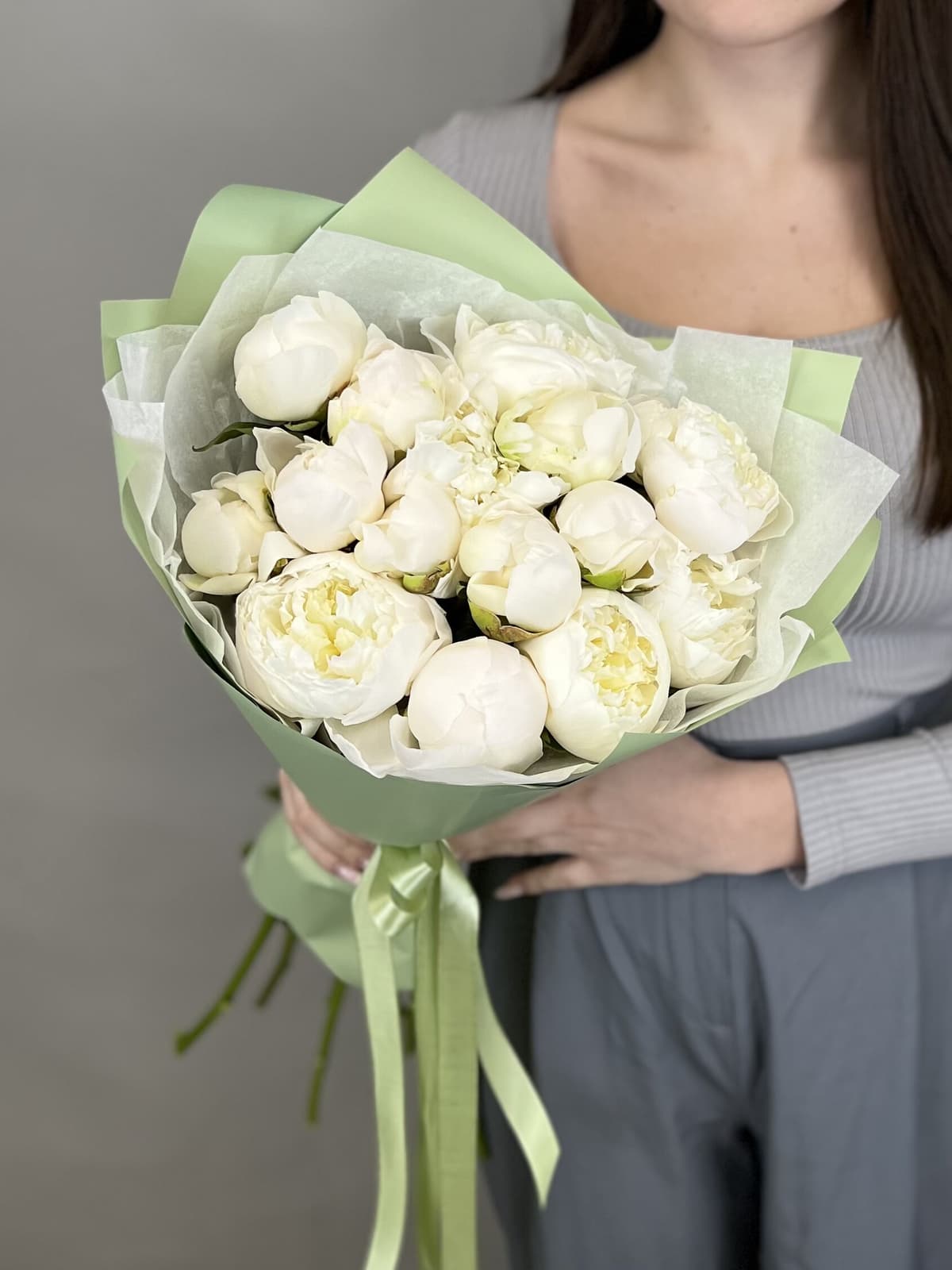 Праздничный букет из 15 пионов "Дюшес Д Немо"