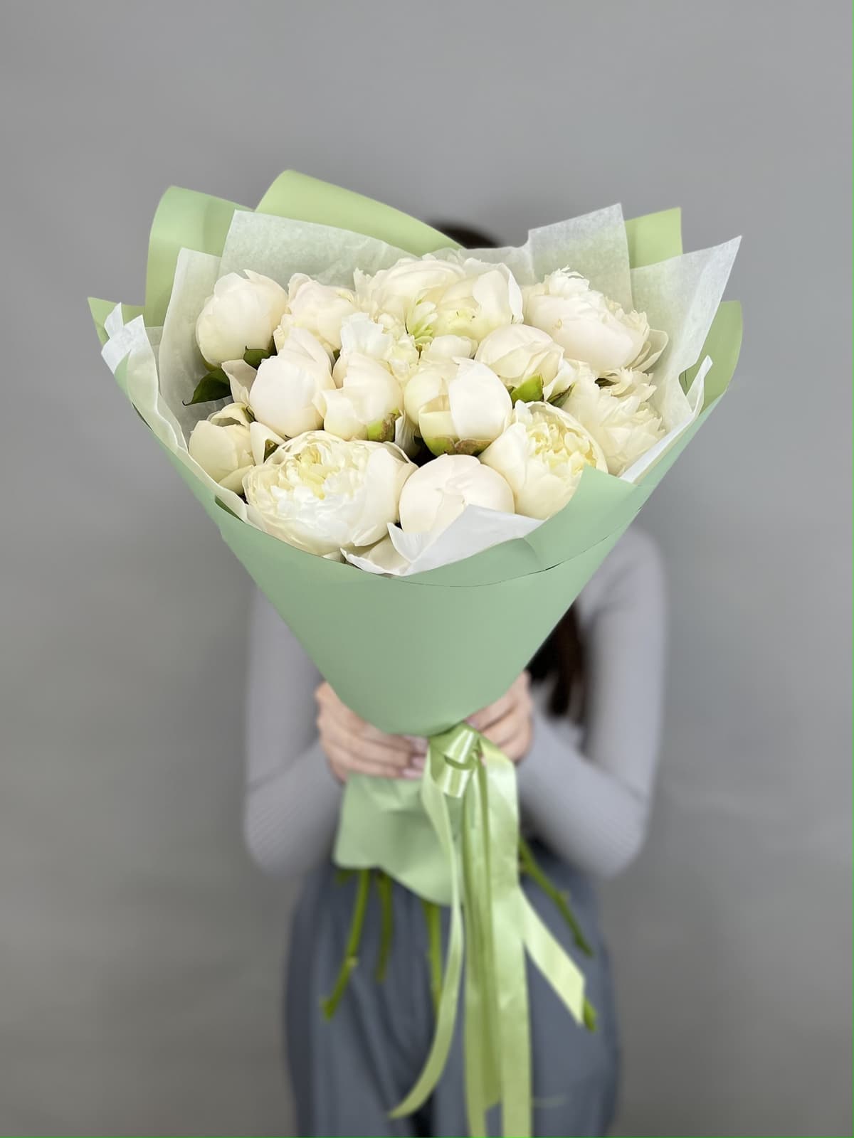 Праздничный букет из 15 пионов "Дюшес Д Немо"