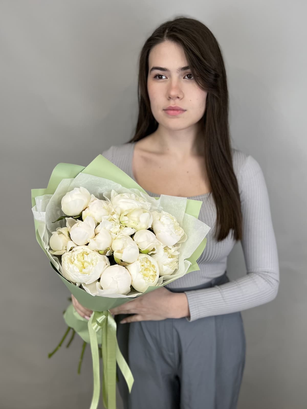 Праздничный букет из 15 пионов "Дюшес Д Немо"