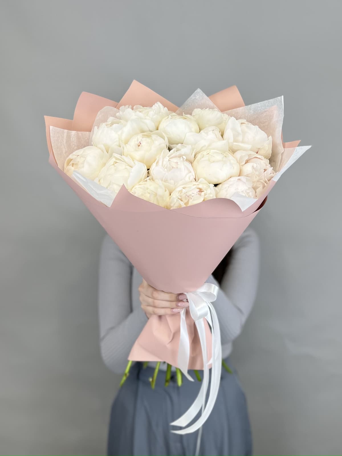 Оригинальный букет из 15 пионов Odile