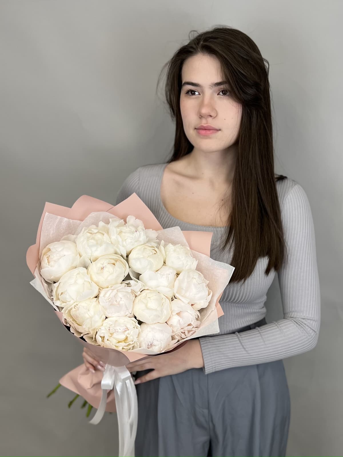 Оригинальный букет из 15 пионов Odile