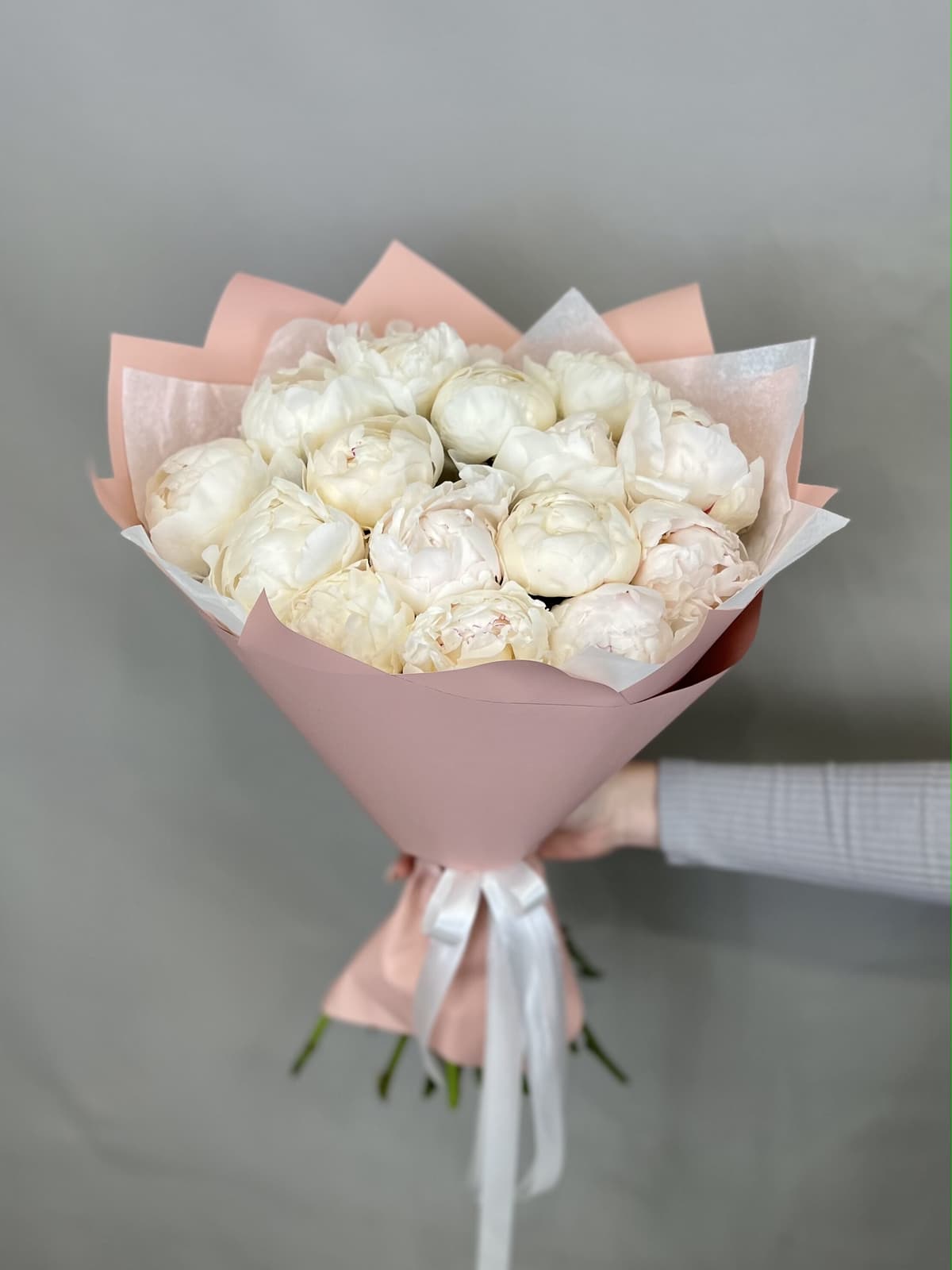 Оригинальный букет из 15 пионов Odile