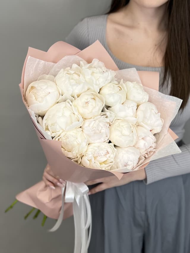 Оригинальный букет из 15 пионов Одиль Оригинальный букет из 15 пионов Одиль