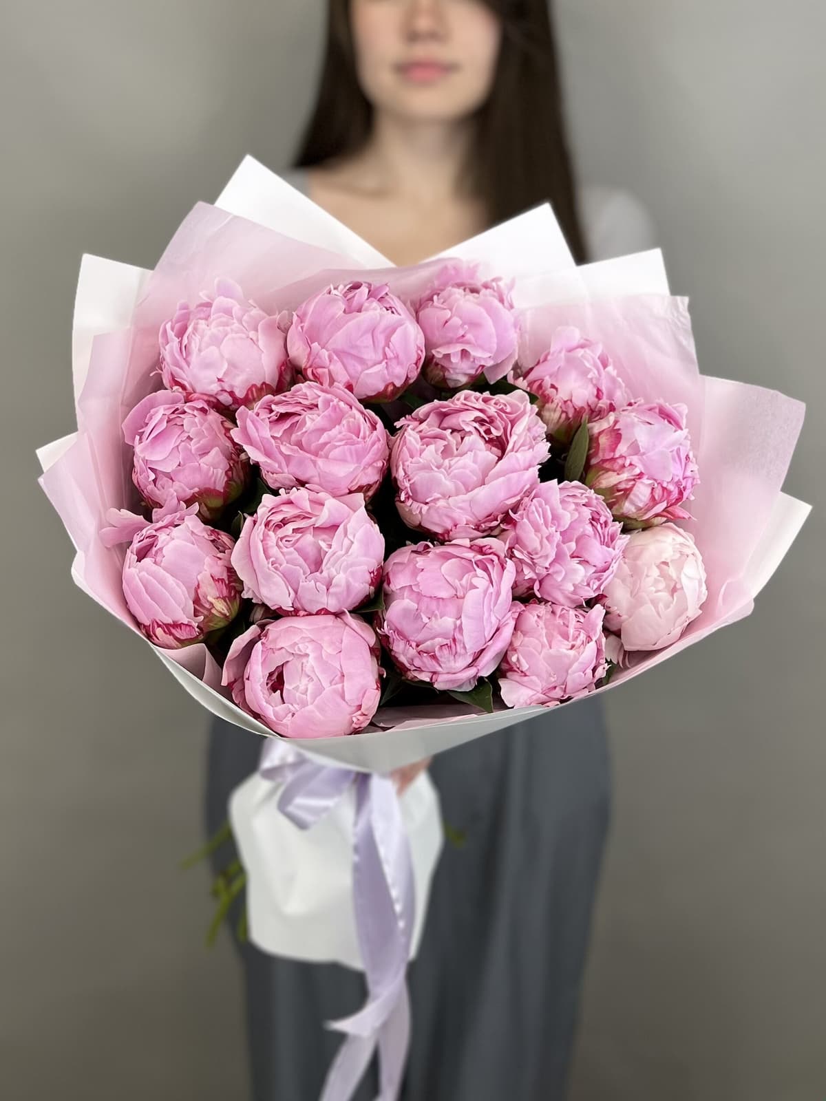 Свежий букет из 15 Пионов «Sara Bernard»