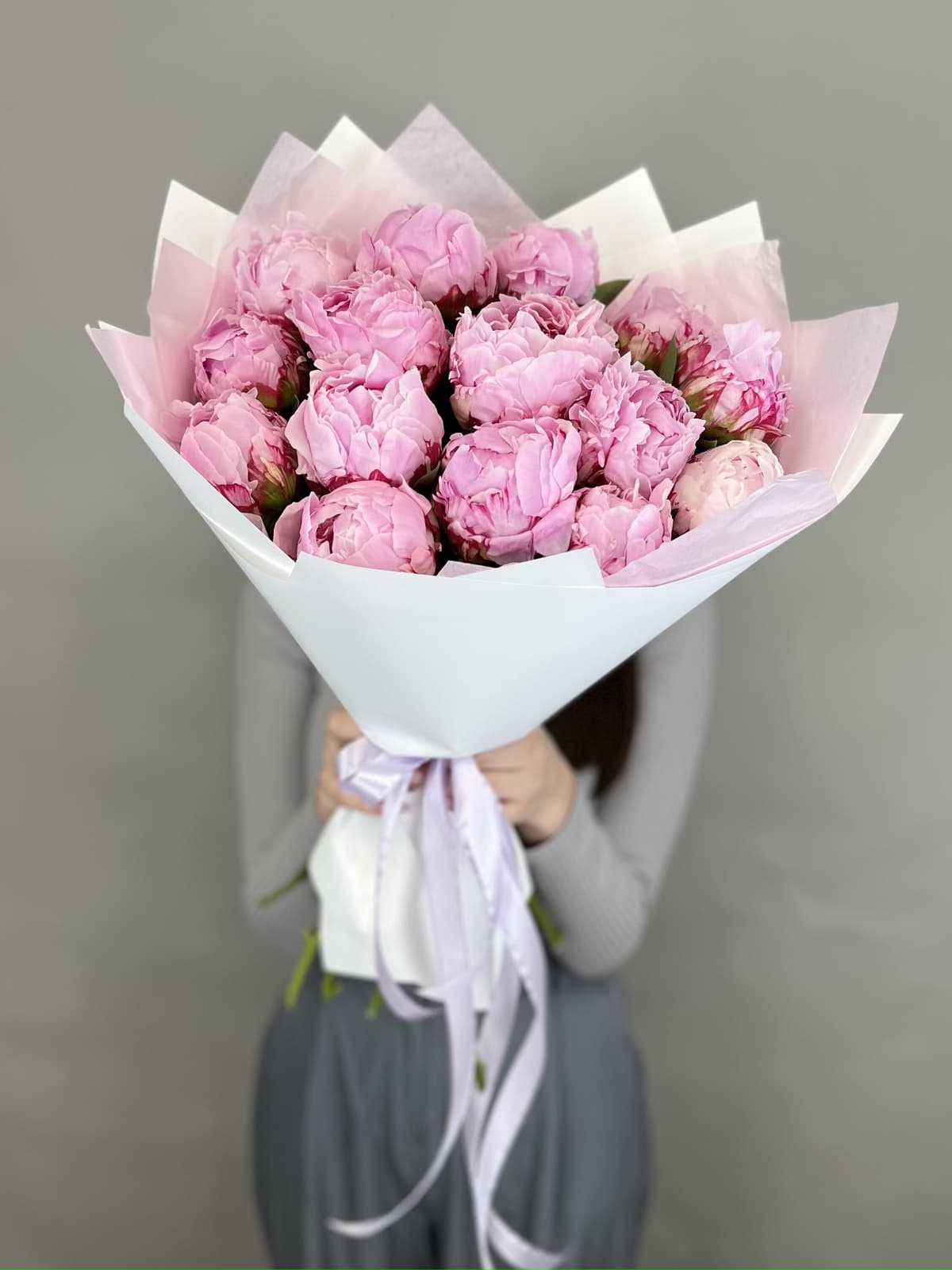 Свежий букет из 15 Пионов «Sara Bernard»