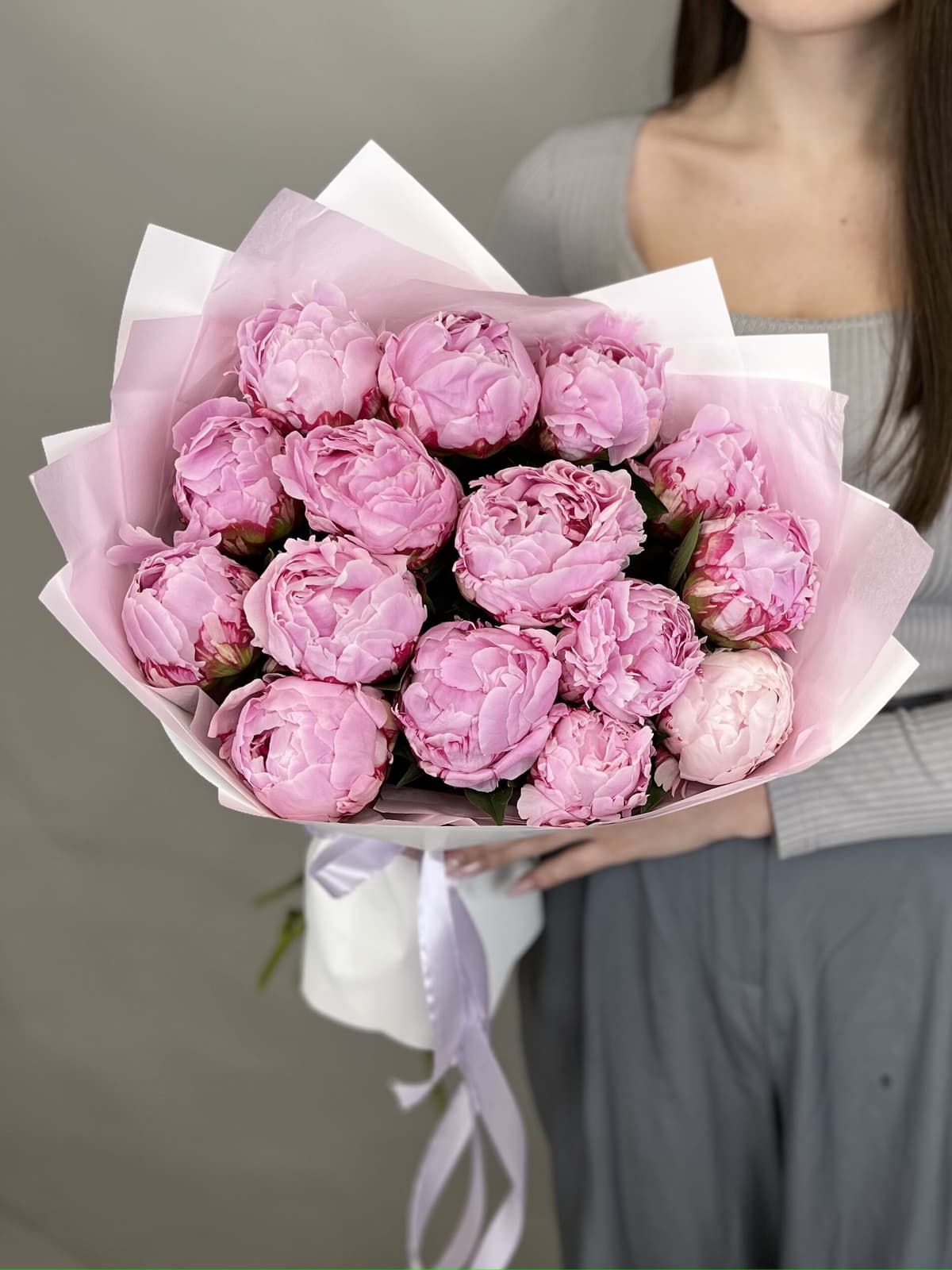 Свежий букет из 15 Пионов "Сара Бернар"