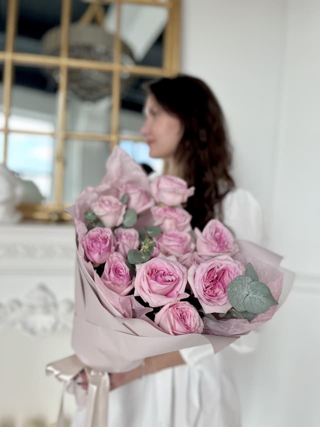 Букет из 15 Пионовидных Роз pink O’Hara с Эвкалиптом Букет из 15 Пионовидных Роз pink O’Hara с Эвкалиптом