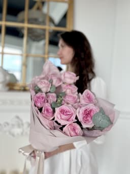 Букет из 15 Пионовидных Роз "Пинк Охара" с Эвкалиптом