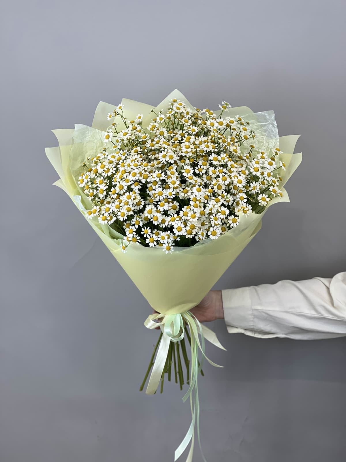 Нежный букет из 15 полевых ромашек