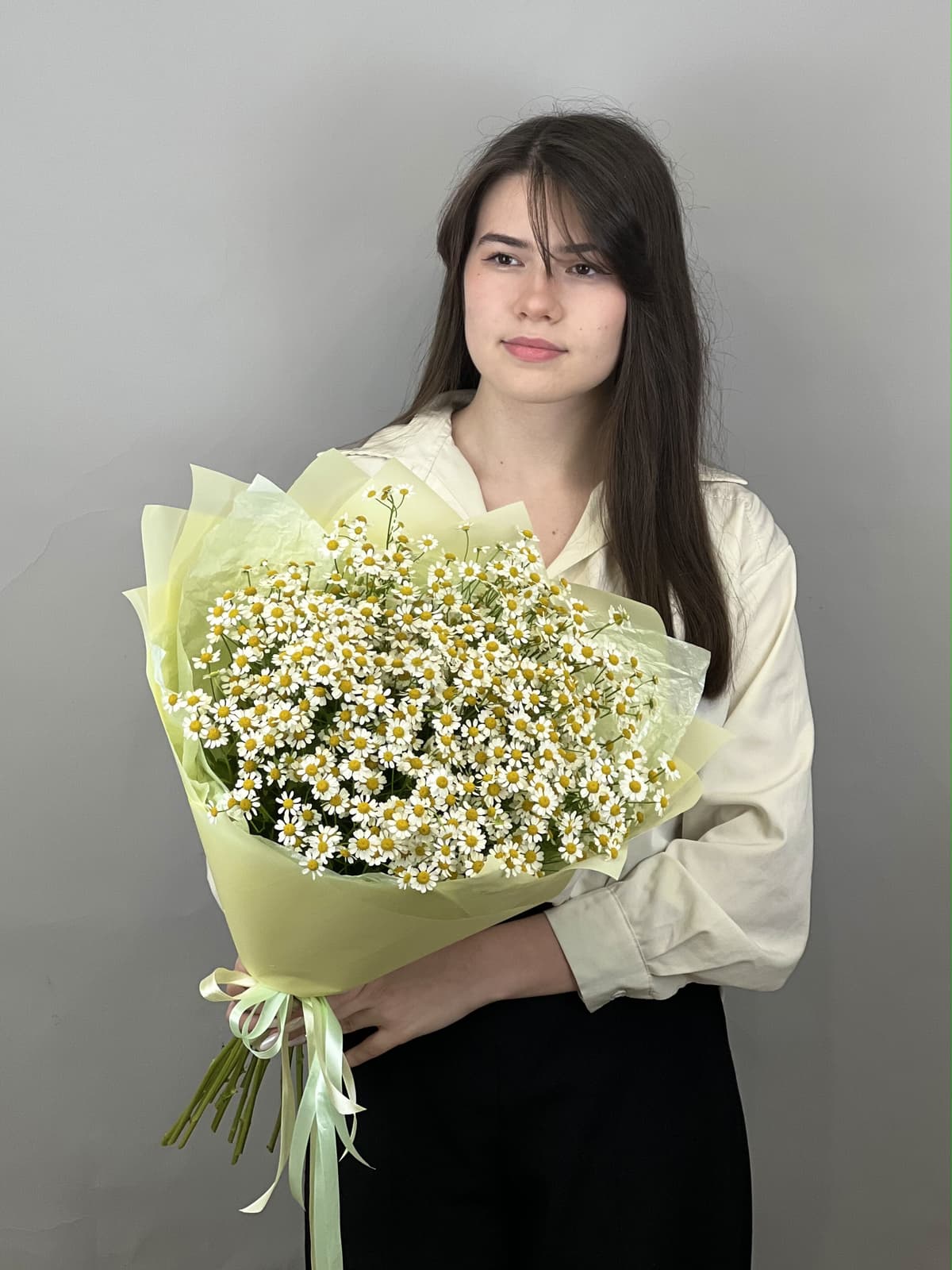 Нежный букет из 15 полевых ромашек