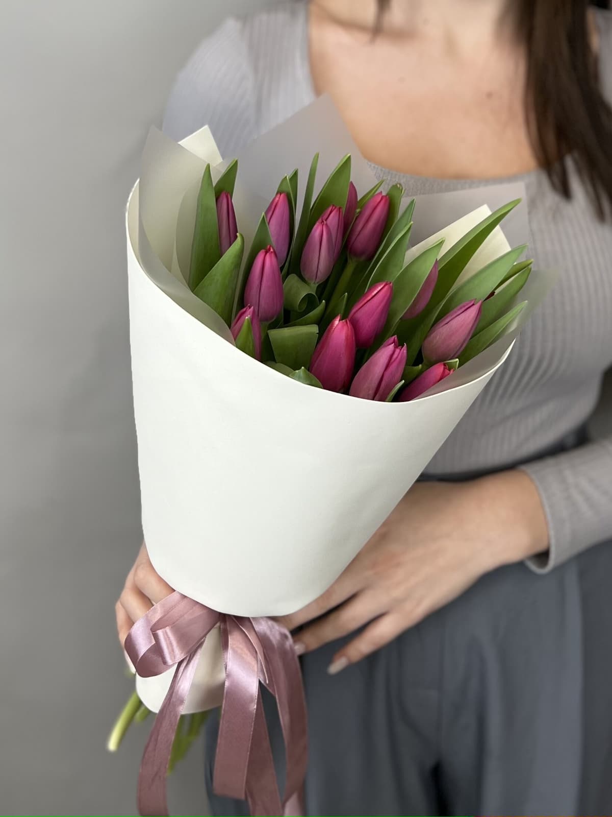 Букет из 15 пурпурных тюльпанов в фоамиране