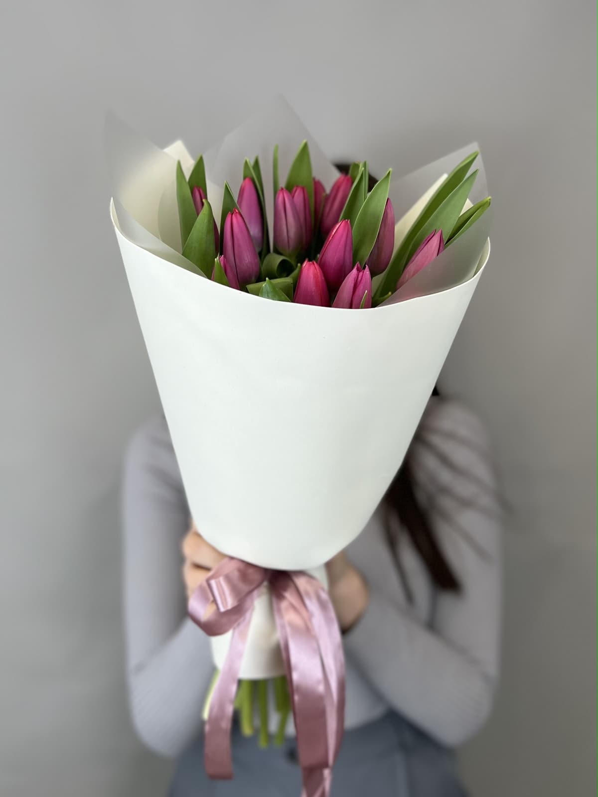 Букет из 15 пурпурных тюльпанов в фоамиране