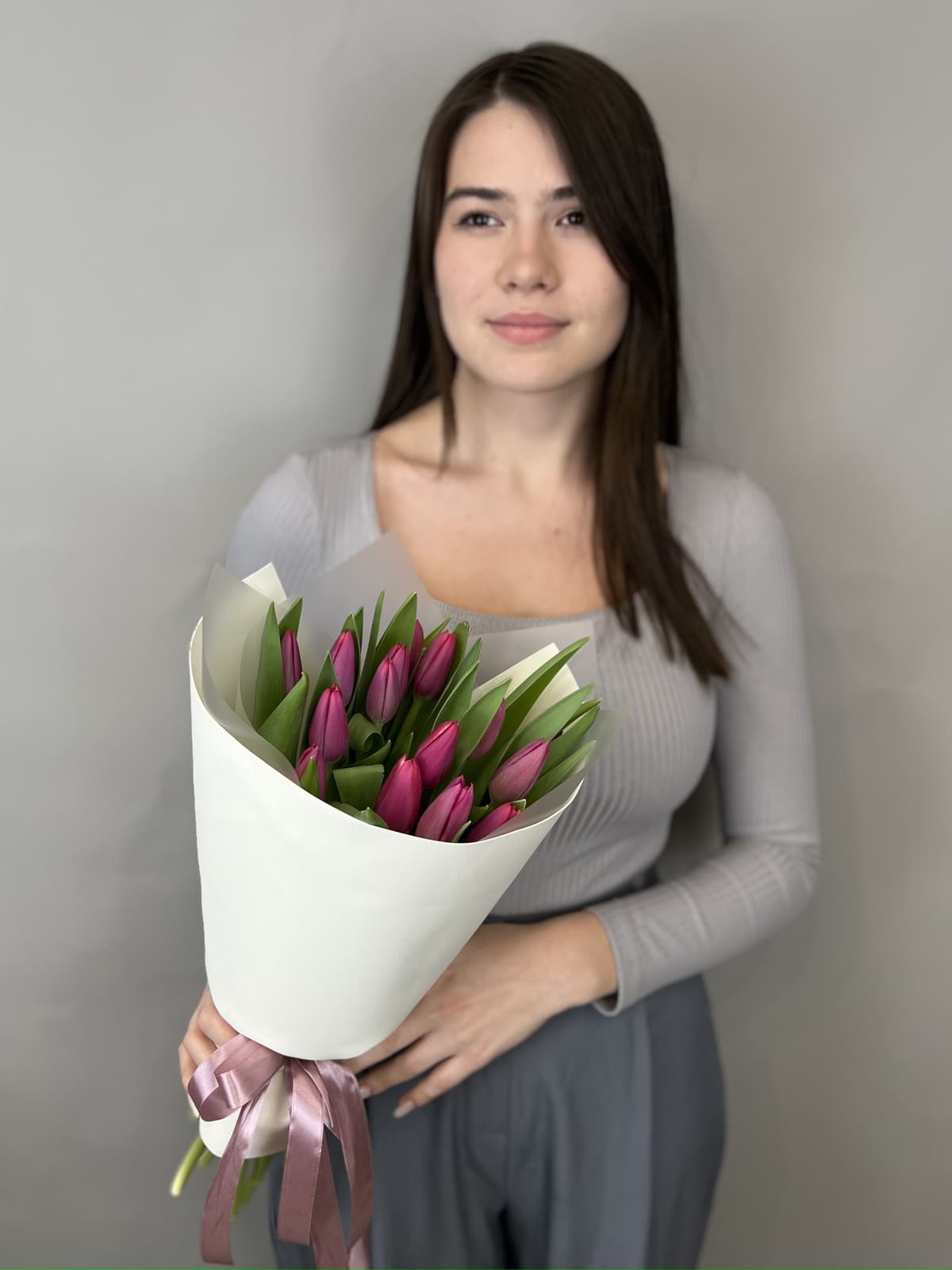 Букет из 15 пурпурных тюльпанов в фоамиране