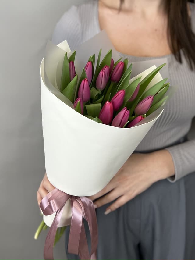 Букет из 15 пурпурных тюльпанов в фоамиране Букет из 15 пурпурных тюльпанов в фоамиране