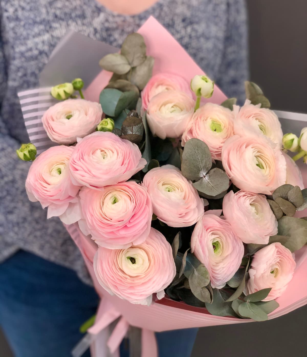 Букет из 15 Ранункулюсов в матовой бумаге