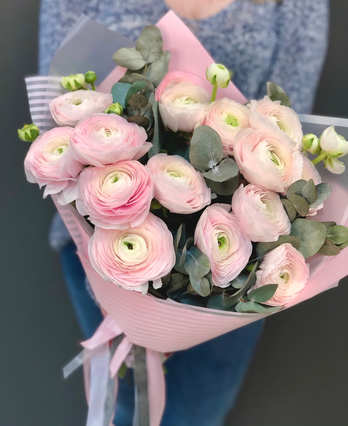 Букет из 15 Ранункулюсов в матовой бумаге