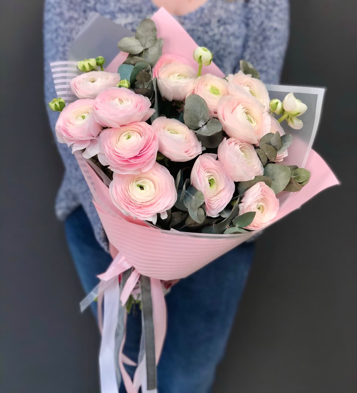 Букет из 15 Ранункулюсов в матовой бумаге