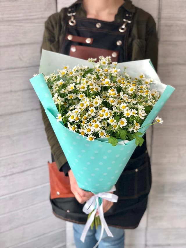 Стильный букет из 15 ромашек в крафте Стильный букет из 15 ромашек в крафте