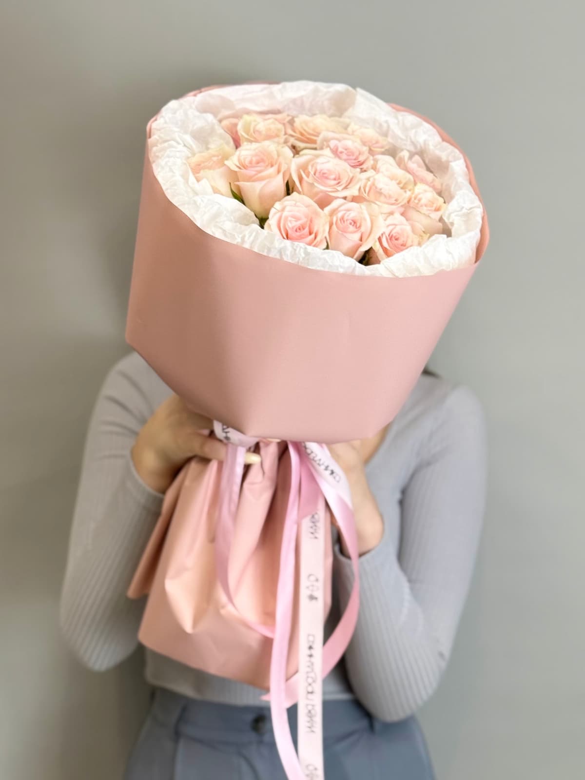 Букет из 15 розовых роз Кения 35-40 см в фирменной упаковке