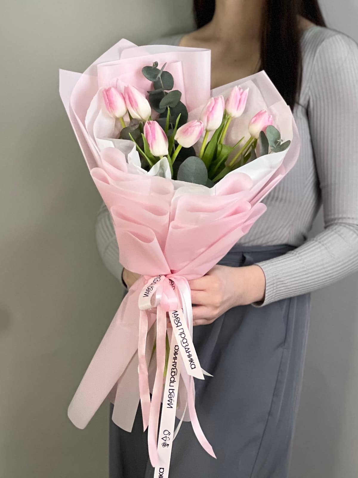 Букет из 15 розовых тюльпанов в фирменной упаковке