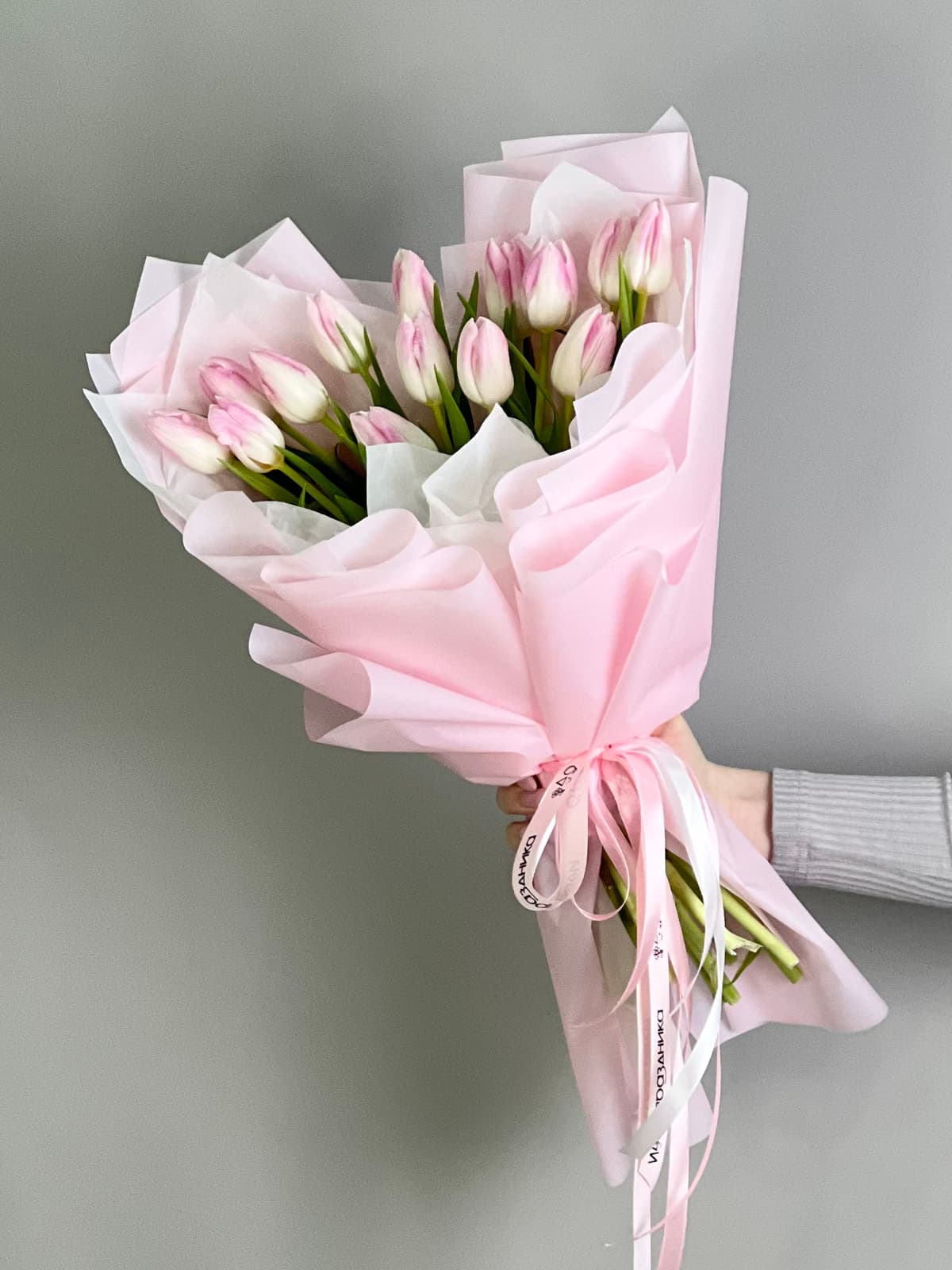 Букет из 15 розовых тюльпанов в фирменной упаковке