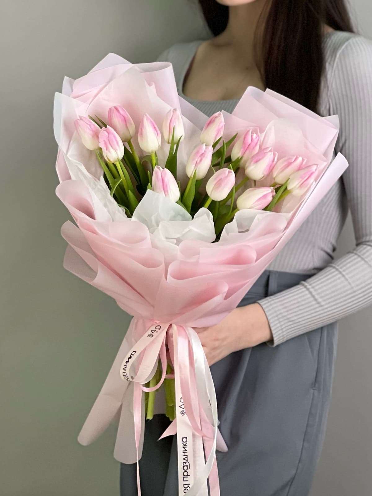 Букет из 15 розовых тюльпанов в фирменной упаковке