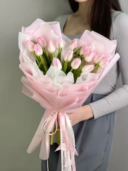 Букет из 15 розовых тюльпанов в фирменной упаковке