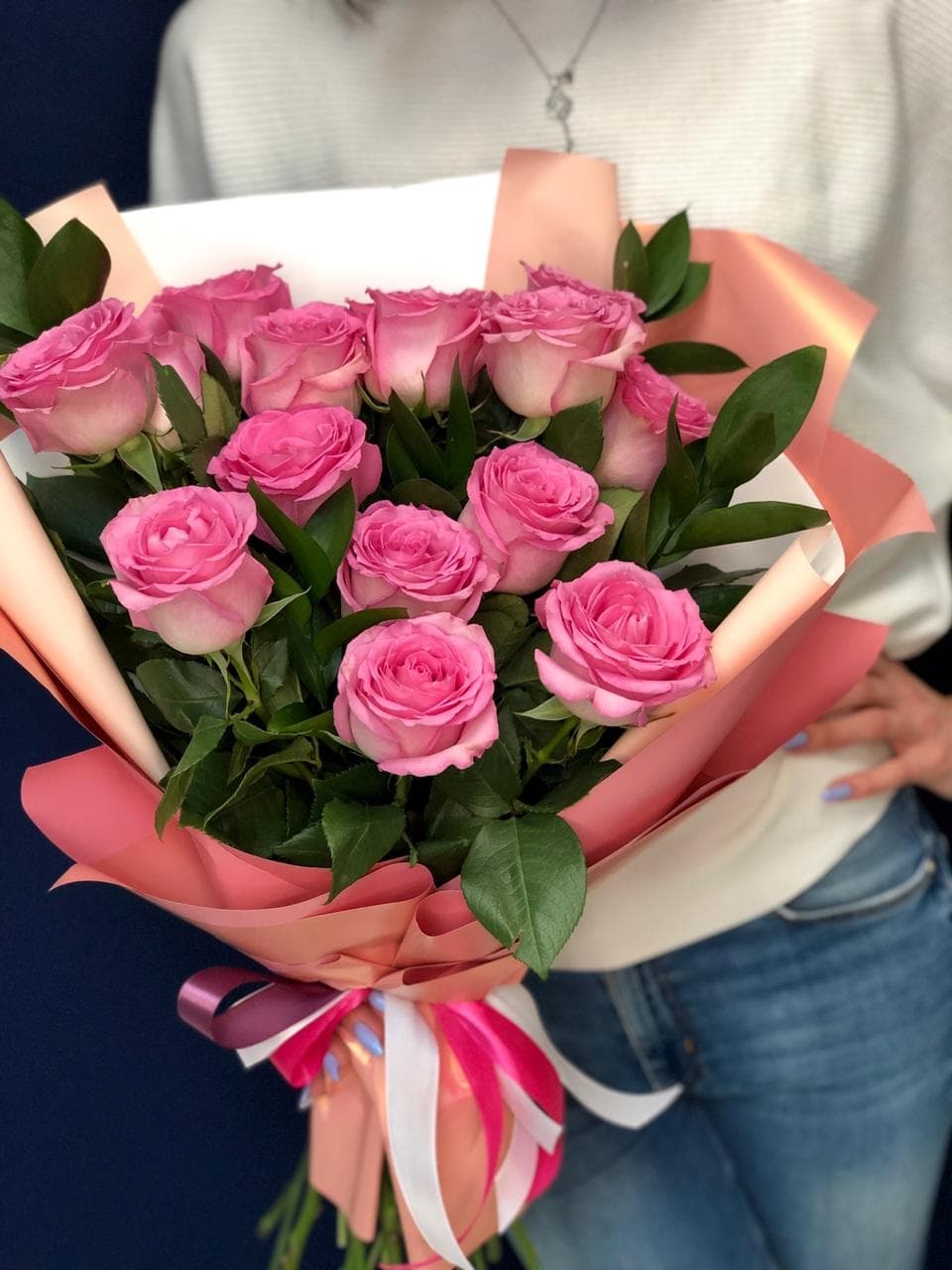 Букет из 15 розовых Роз Эквадор в фирменном оформлении 50 см